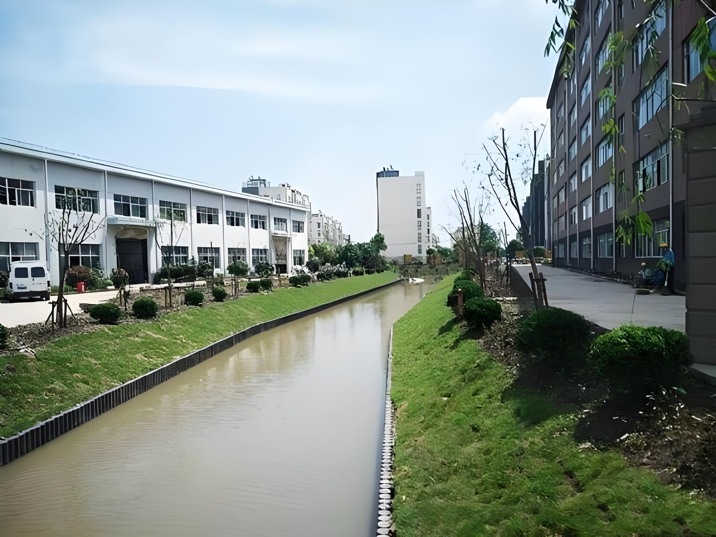 水泥仿木樁廠家泓樺錦嘉 - 河道仿木樁的規格怎么根據河道寬度選？