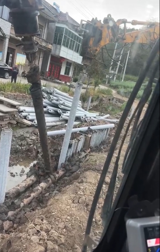 水泥仿木樁廠家泓樺錦嘉-水泥樁打樁是否需要預鉆孔？